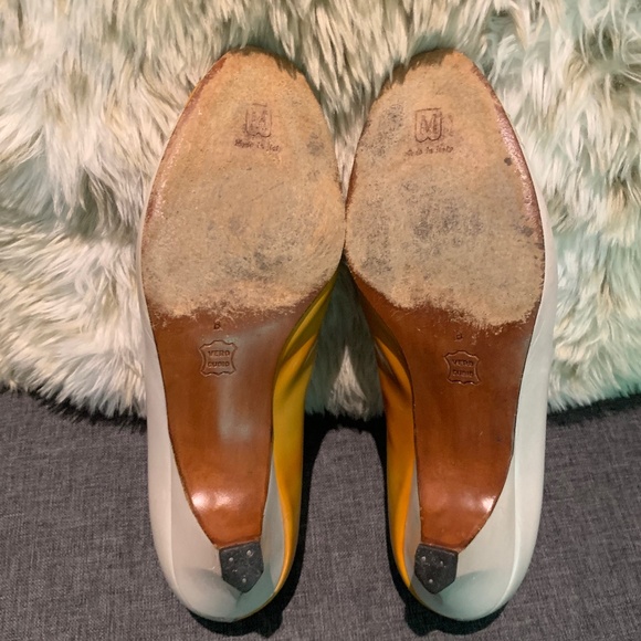 Vintage Two-Tone Peephole Pumps - Picture 9 of 15